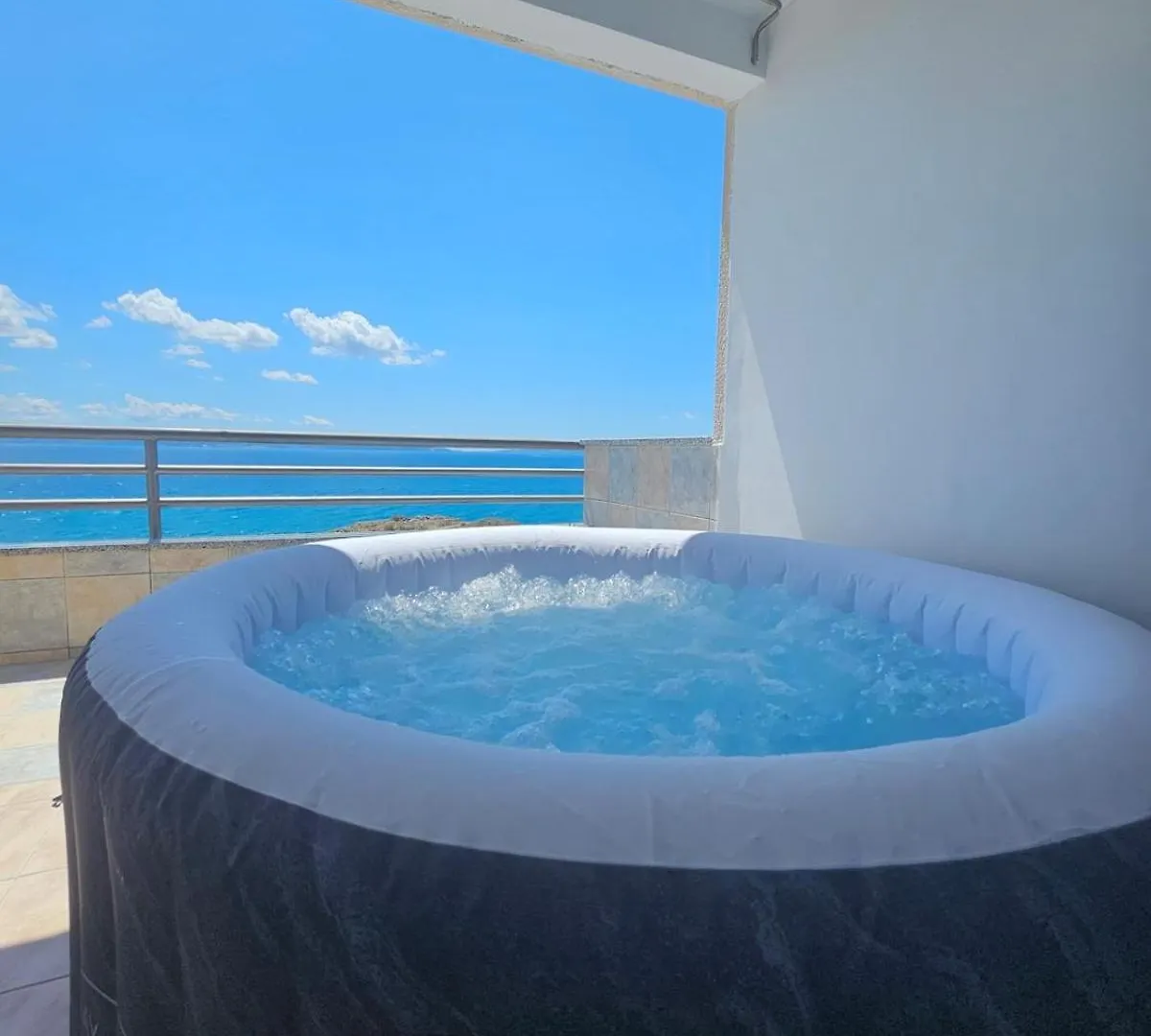 Sea View Apartment With Swimming Pool Near Beach