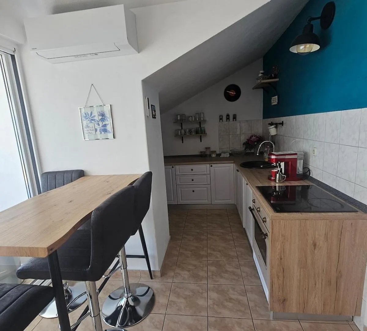 Sea View Apartment With Swimming Pool Near Beach  Split