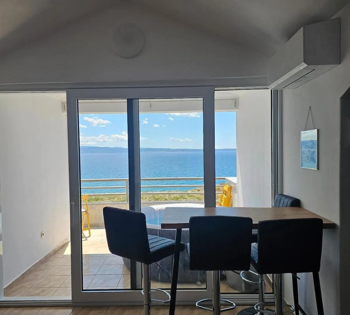 Sea View Apartment With Swimming Pool Near Beach