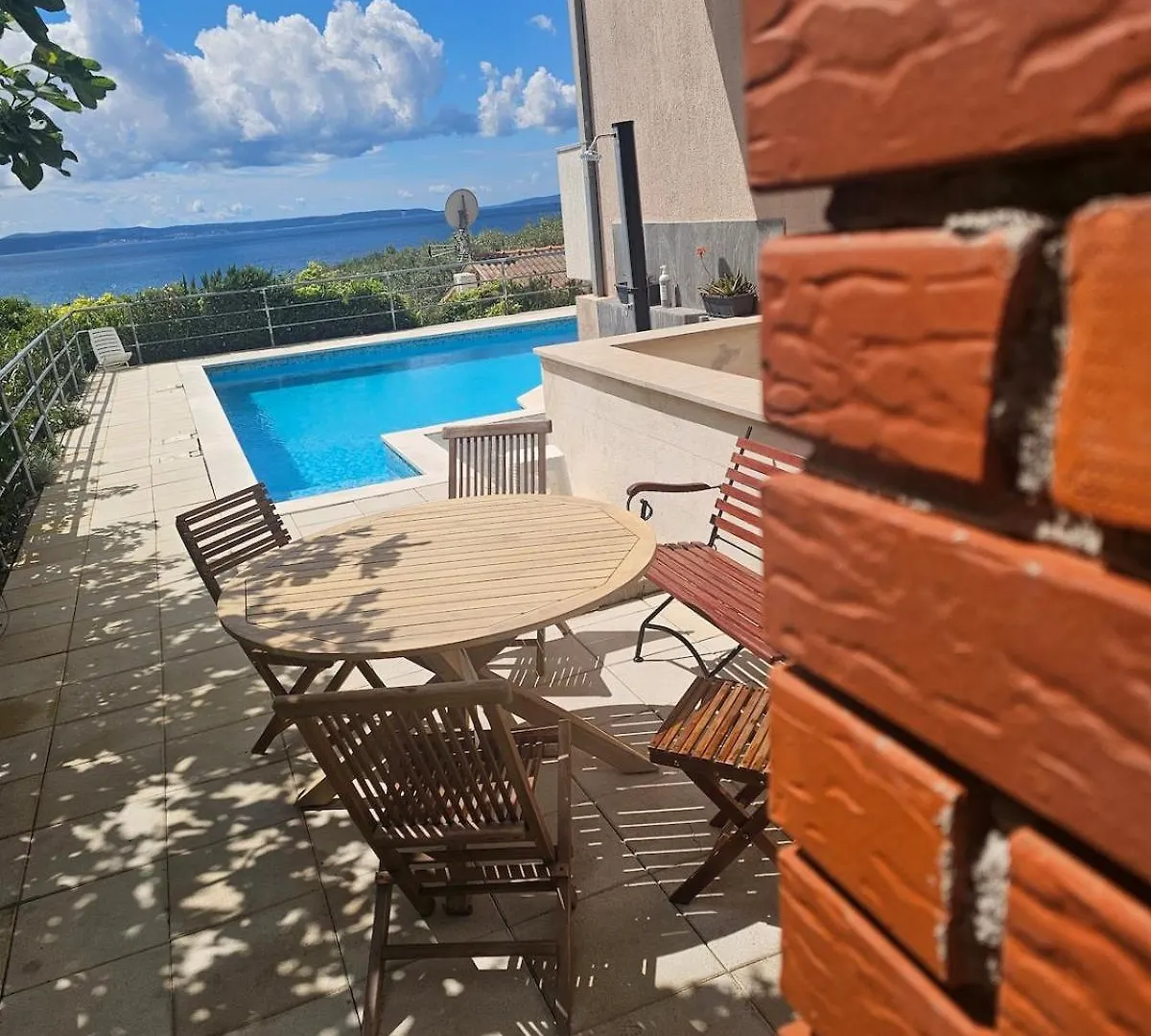 Sea View Apartment With Swimming Pool Near Beach Split