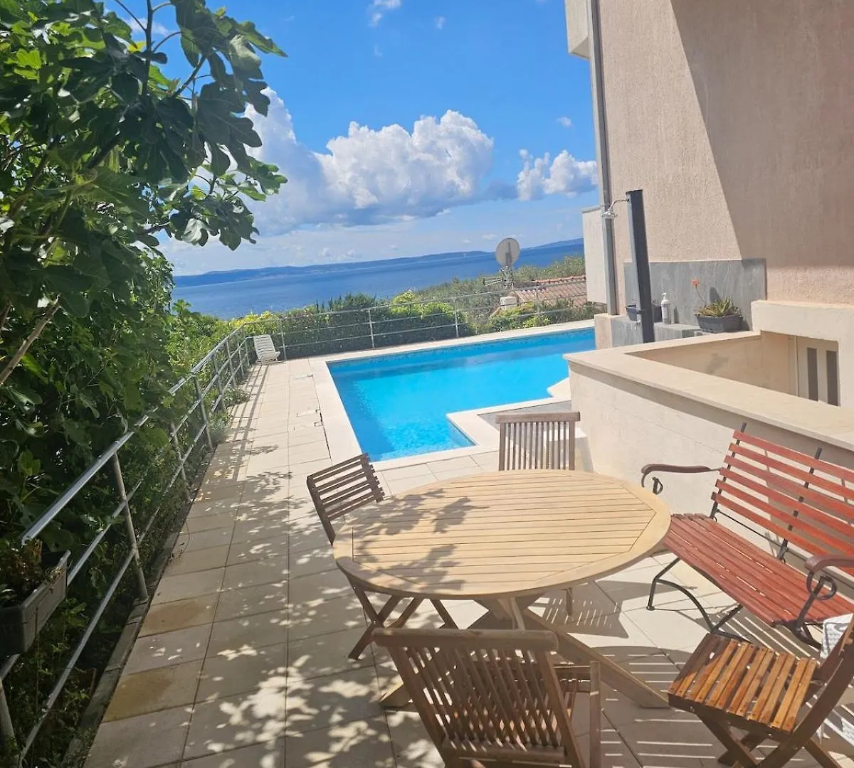 Sea View Apartment With Swimming Pool Near Beach Split